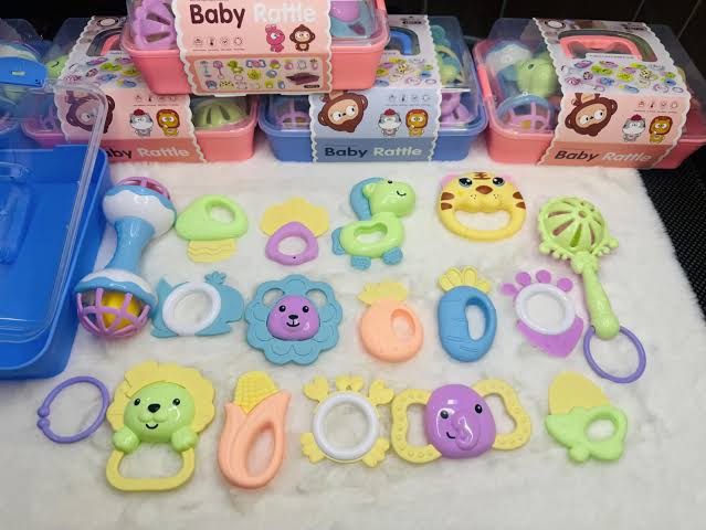 18 Pieces Rattle Box